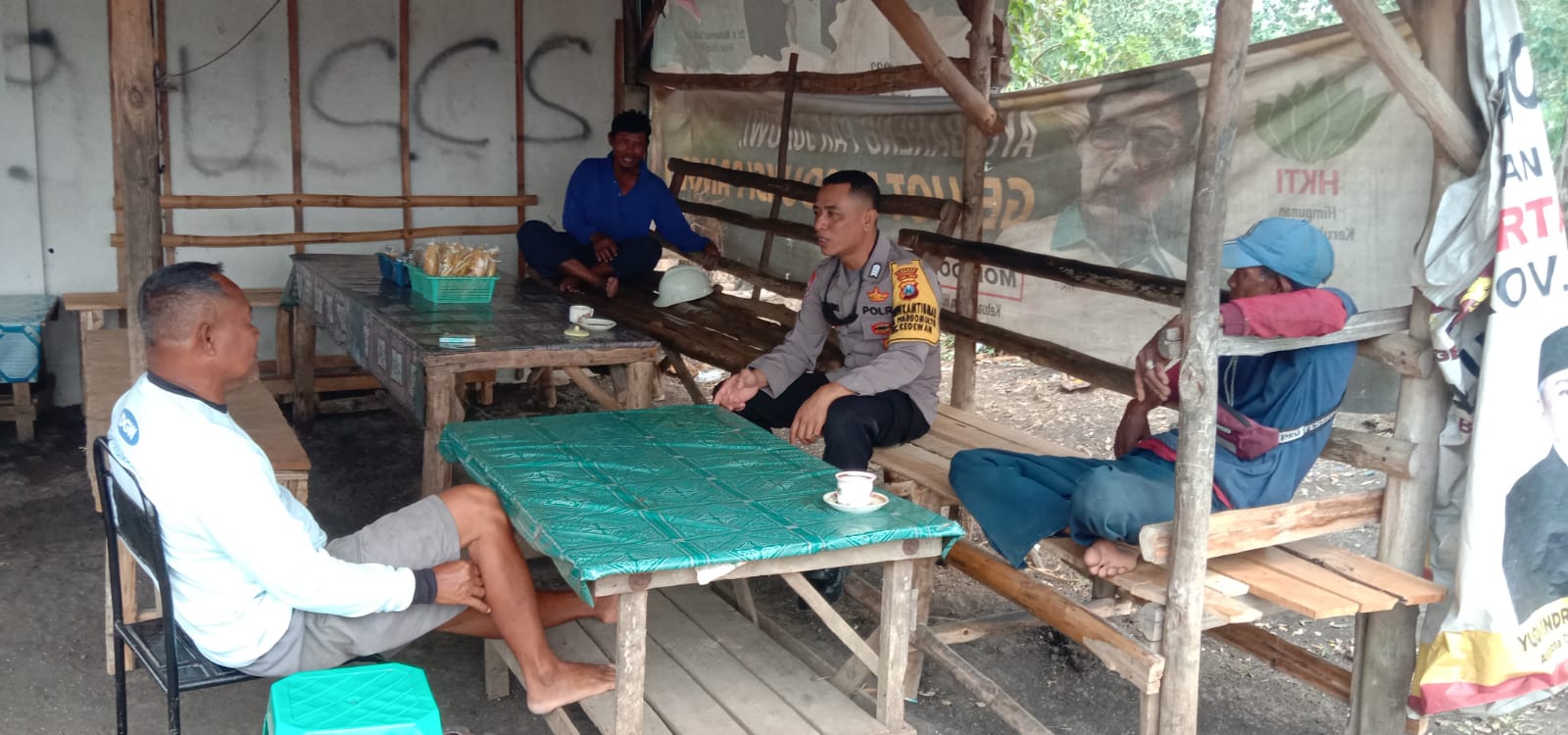 Sambil Ngopi, Bhabinkamtibmas Desa Hargomulyo Wujud Keakraban Dengan Warga Untuk Jaga Keamanan Lingkungan