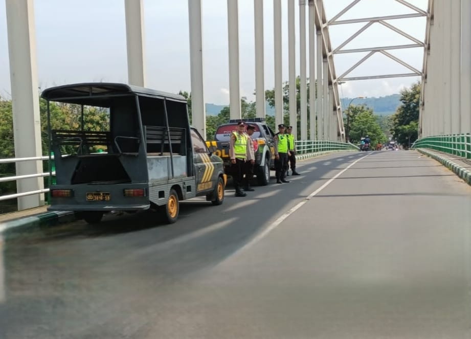 Antisipasi dan Cegah Gangguan Kamtibmas Polsek Kalitidu Lakukan Patroli Bersinggungan