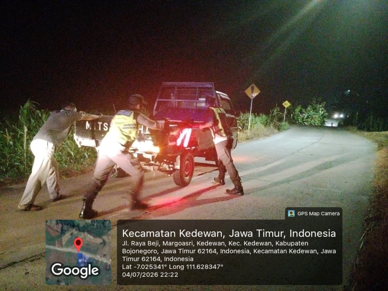 Respons Cepat Call Center 110, Polsek Kedewan Bantu Warga yang Alami Mobil Mogok