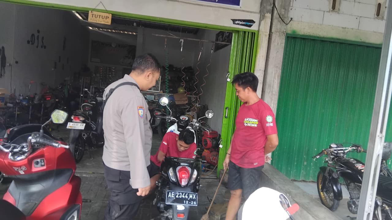 Sambang Bengkel Motor, Bhabinkamtibmas Polsek Ngraho Sampaikan Pesan Kamtibmas dan Ajak Jadi Mitra Polri