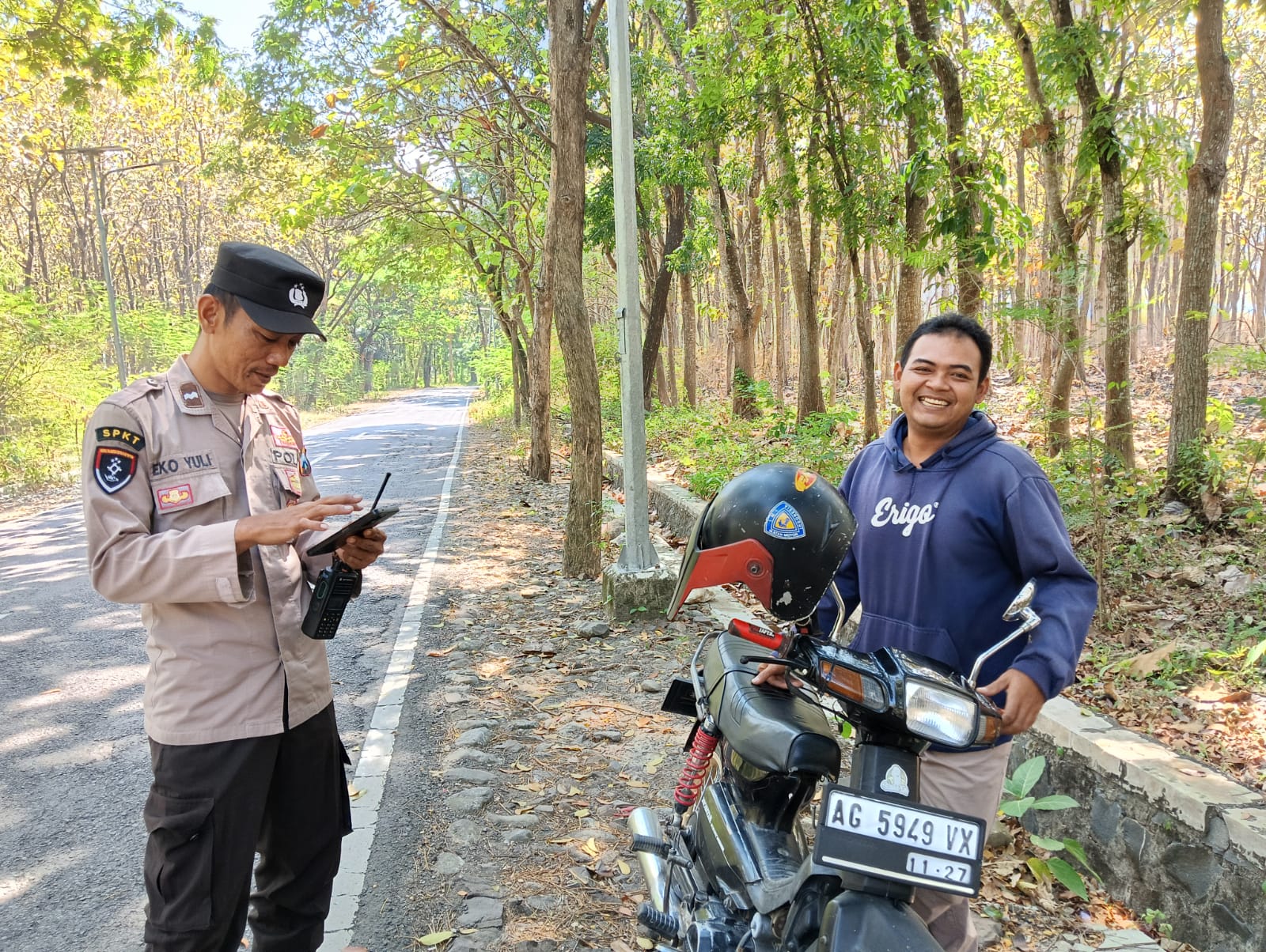Anggota Polsek Gondang Sambang dan dialogis dengan Warga Desa