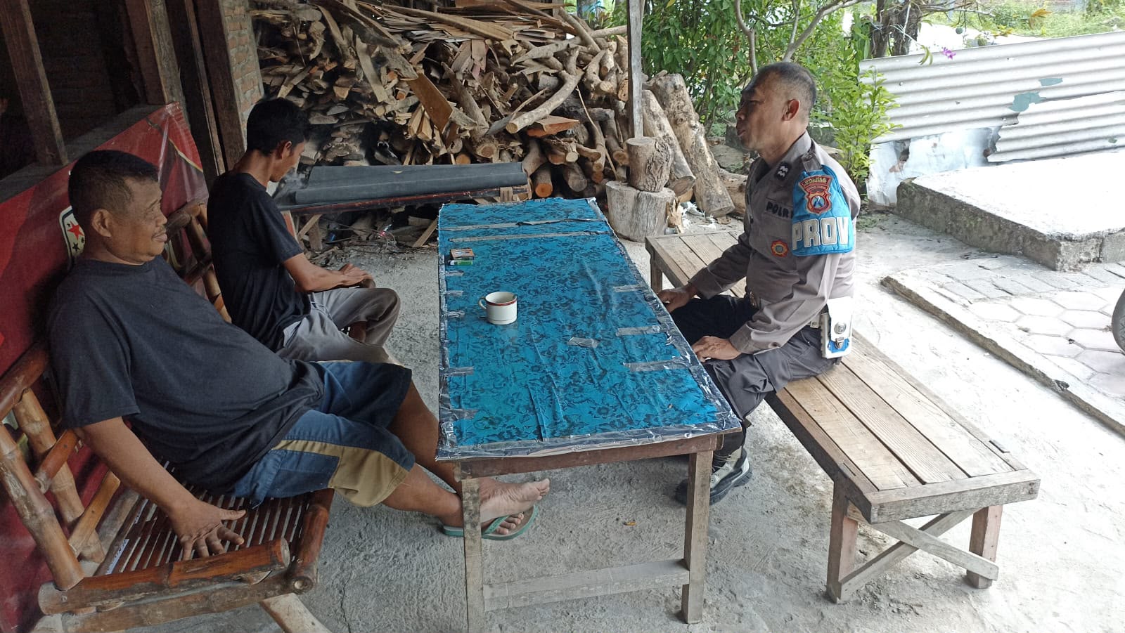 PATROLI DIALOGIS POLSEK SUMBERREJO, WUJUDKAN KAMTIBMAS YANG AMAN DAN KONDUSIF MELALUI KOMUNIKASI DENGAN WARGA