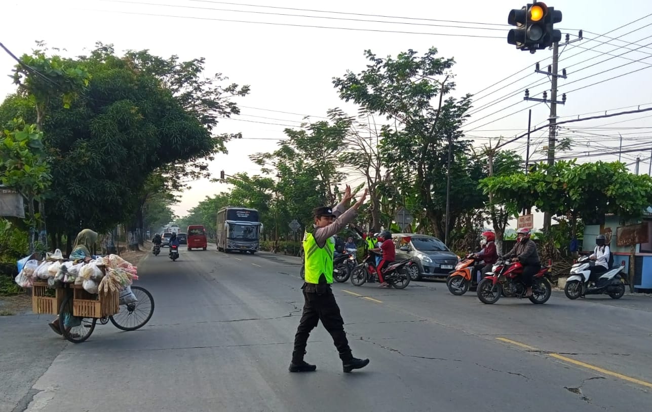 Personel Polsek Kalitidu Melaksanakan Pengaturan Arus Lalu lintas Untuk Antisipasi Kemacetan dan Laka Lantas