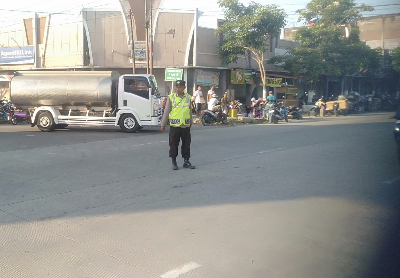 Anggota Polsek melaksanakan gaktur lalin Antisipasi laka lantas dan kemancetan