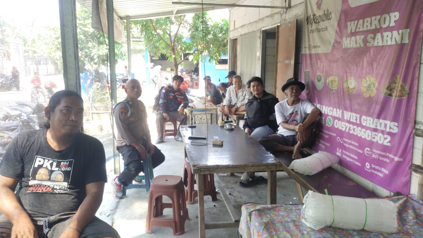 Hadir Nobar Piala Dunia 2026 Warga Desa Guyangan, Polsek Trucuk Ajak Jaga Kondusifitas
