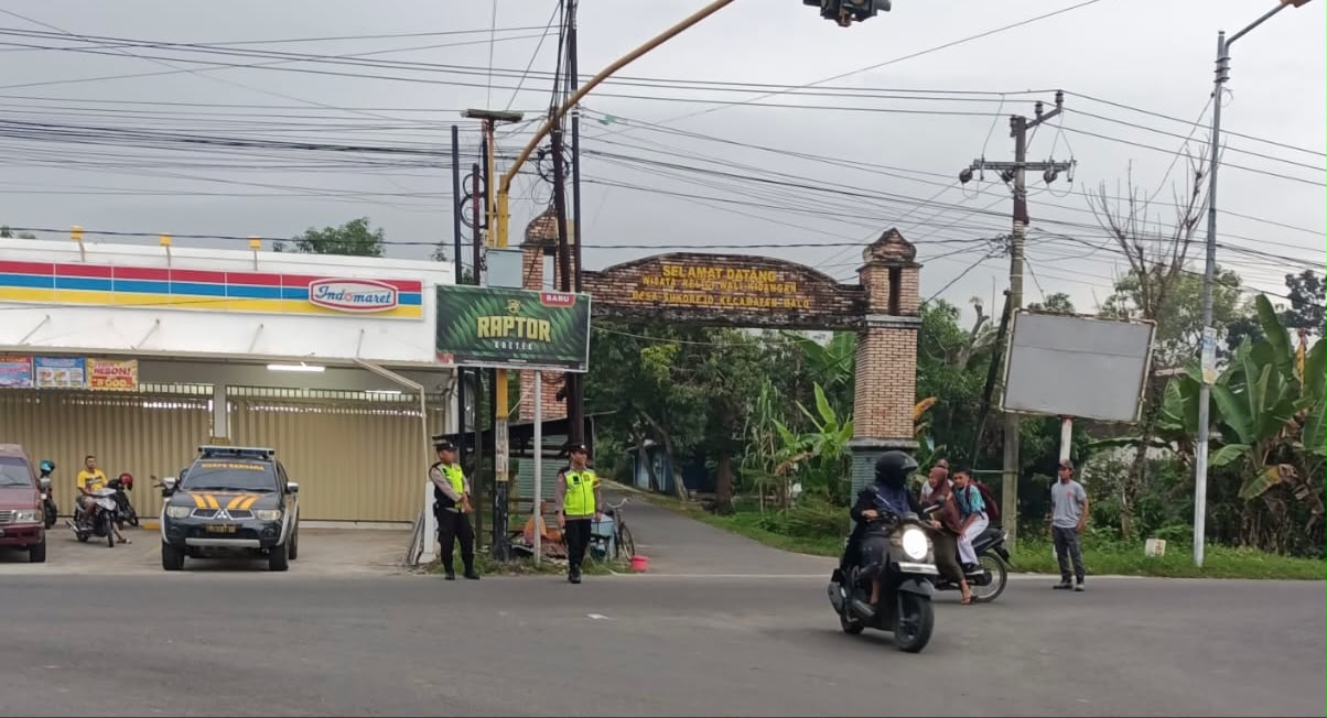 Anggota Polsek melaksanakan gaktur lalin Antisipasi laka lantas dan kemancetan