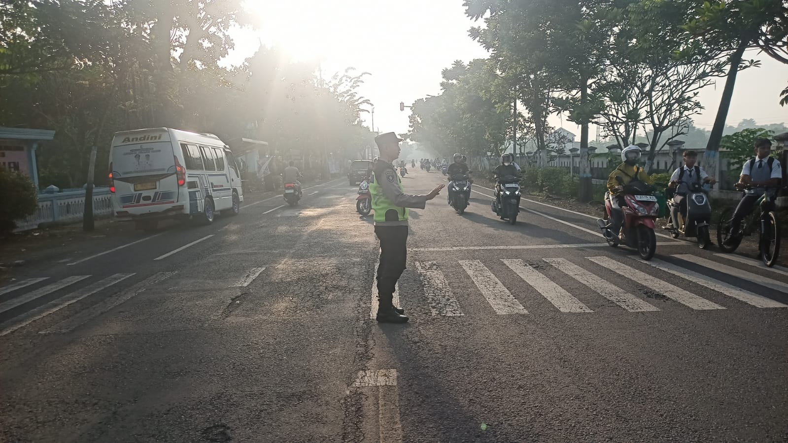 Personil Polsek Balen laksanakan giat Pengaturan lalin Sapa Pagi