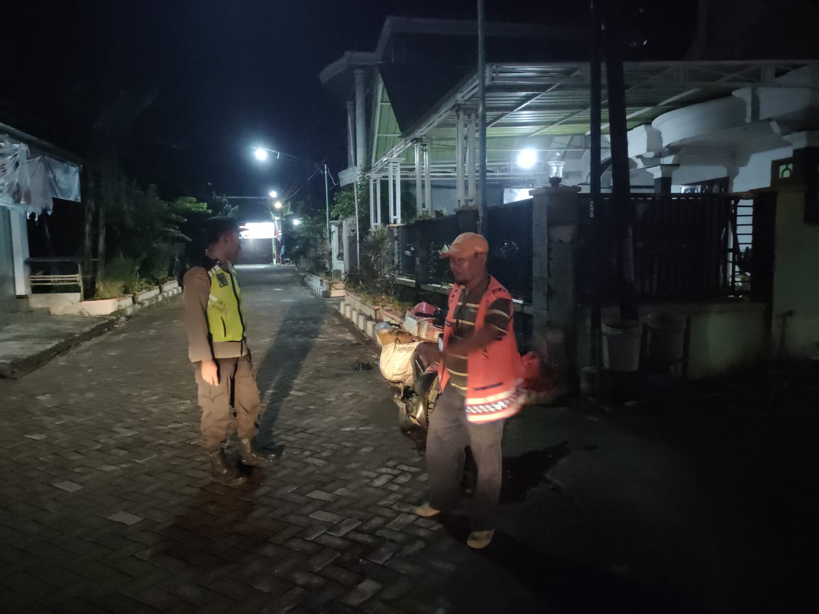 Polsek Kapas Gelar Patroli Sapa Malam, Personel Menyapa Warga yang Berhenti di Jalan