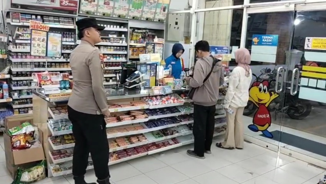 Cegah Aksi Kriminalitas Saat Malam Hari, Anggota Polsek Dander Patroli di Pertokoan Indomaret Dander