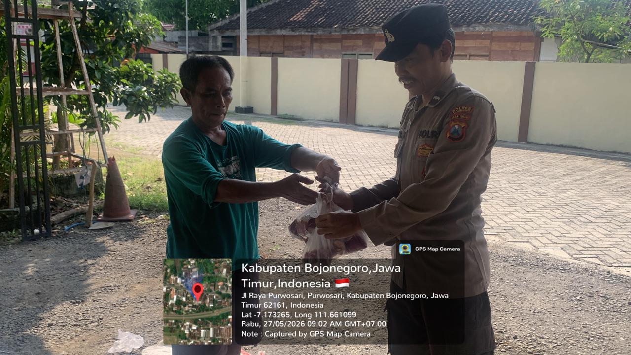 Kapolsek Purwosari Bagikan Daging Kurban kepada Masyarakat Wujud Kepedulian Polri Terhadap Warga