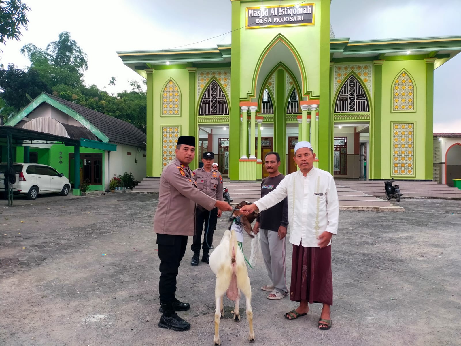 Kapolsek Kepohbaru Serahkan Bantuan Hewan Kurban Dari Kapolres Bojonegoro