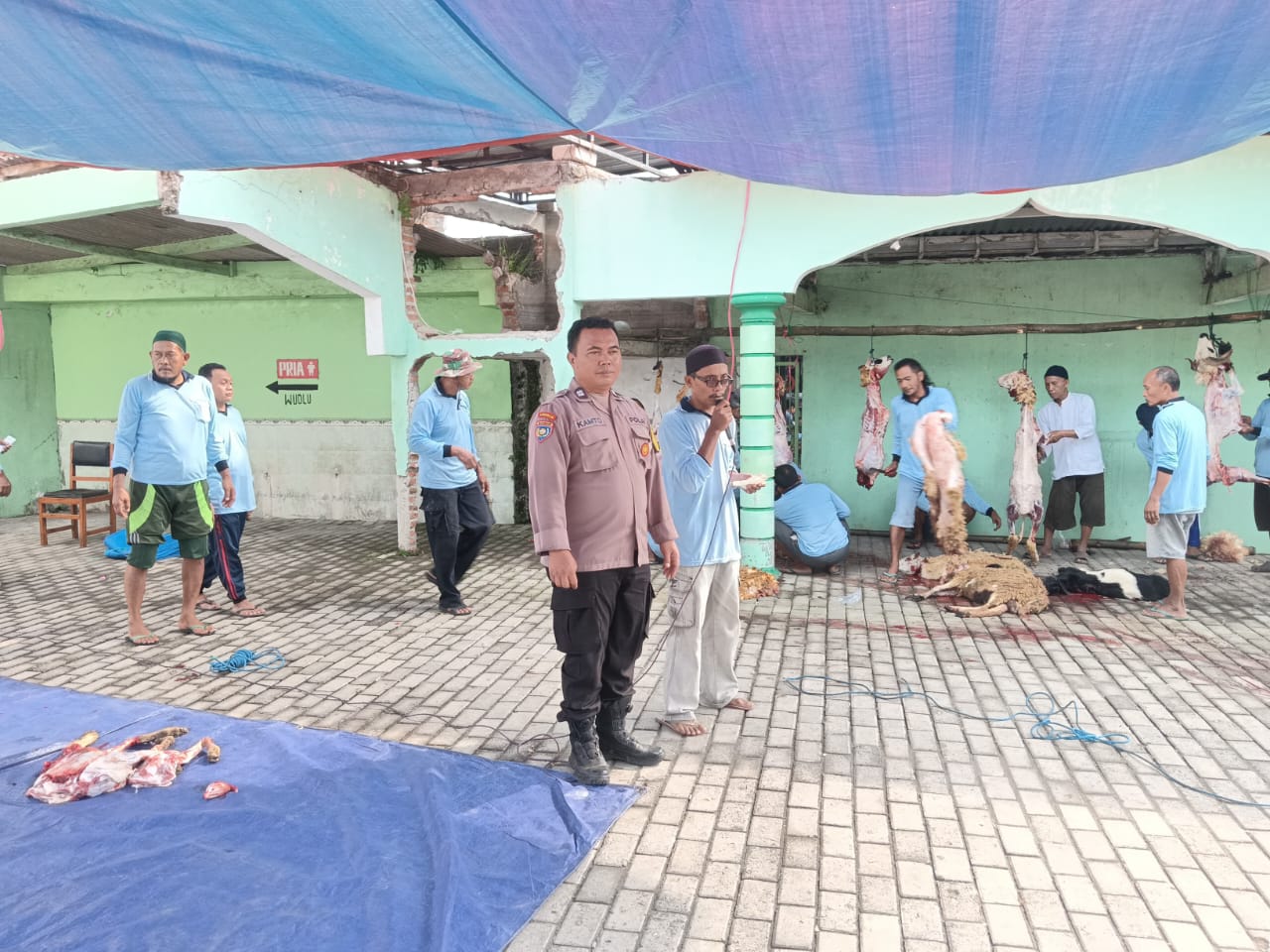 Bhabinkamtibmas Hadir Sekaligus Pengamanan Giat Penyembelihan Hewan Kurban di Masjid Desa Ngraseh Kec. Dander