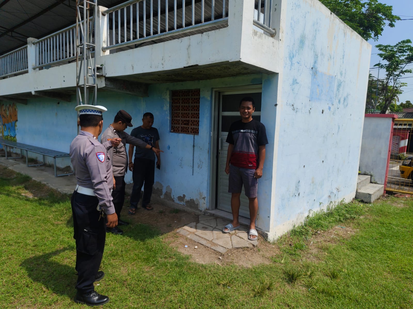 Polsek Bojonegoro Kota Datangi TKP Pencurian Mesin Pemotong Rumput di Lapangan Singonoyo