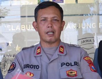Polres Pelabuhan Tanjungperak Ungkap Penipuan QRIS Palsu Tersangka Asal Kaltim Diamankan