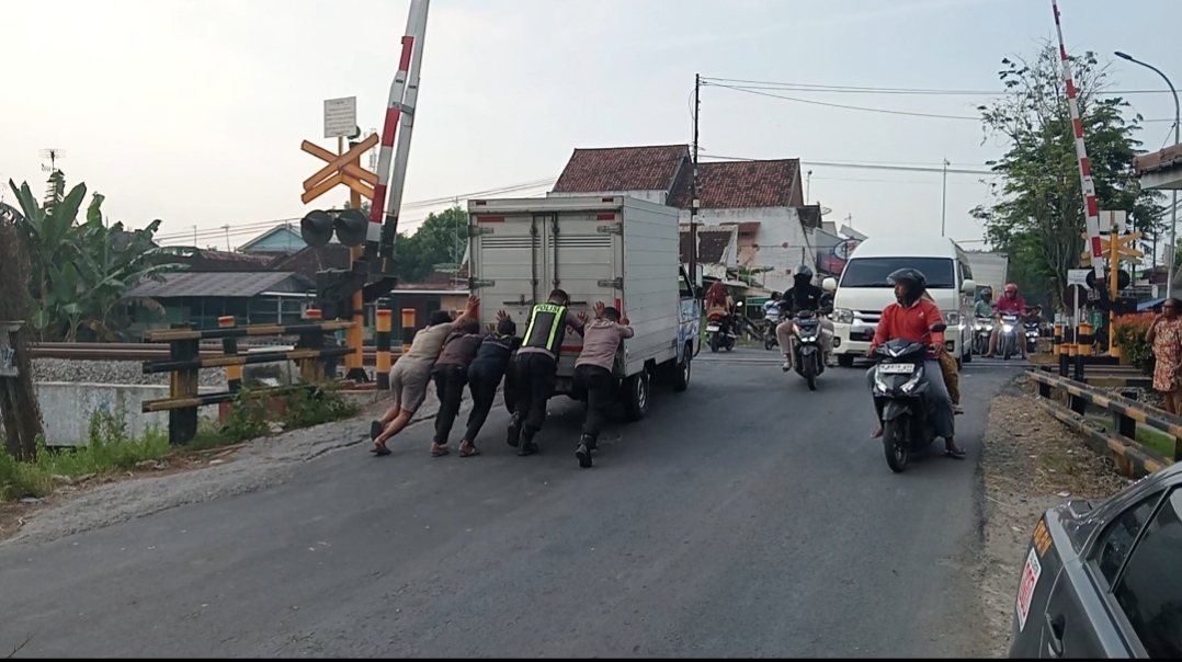 Respon Cepat Call Center 110, Polsek Padangan Bantu Warga Alami Mobil Mogok di Dekat Perlintasan Kereta Api