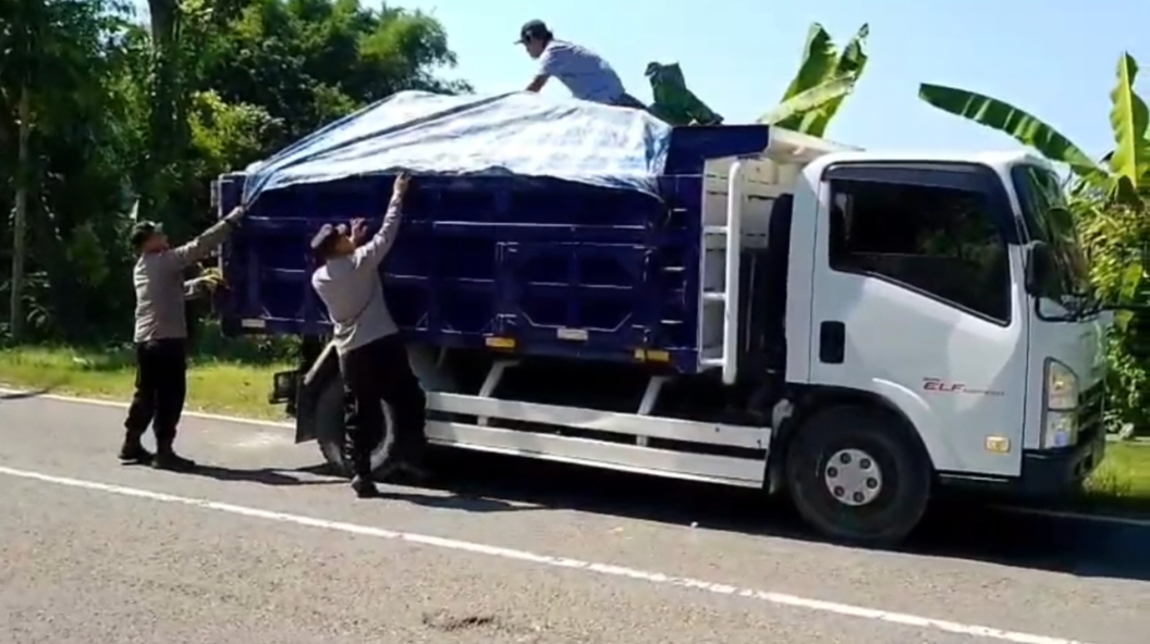 Polsek Kanor Tindak Truk Muatan Tanpa Terpal