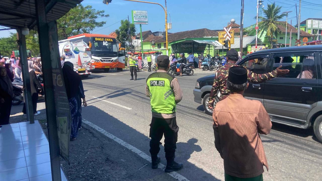 Berikan Rasa Aman Polsek Sumberrejo Hadir Dalam Kegiatan Pengamanan Pengajian Umum Dan Sholawat Ponpes At Tanwir Talun