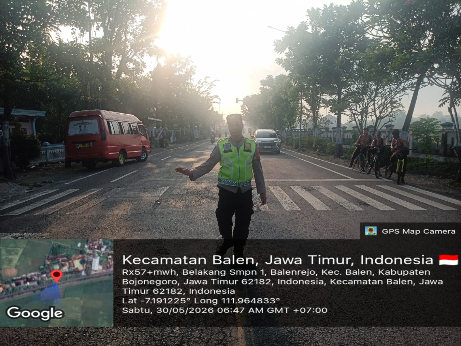 Personil Polsek Balen laksanakan giat Pengaturan lalin Sapa Pagi