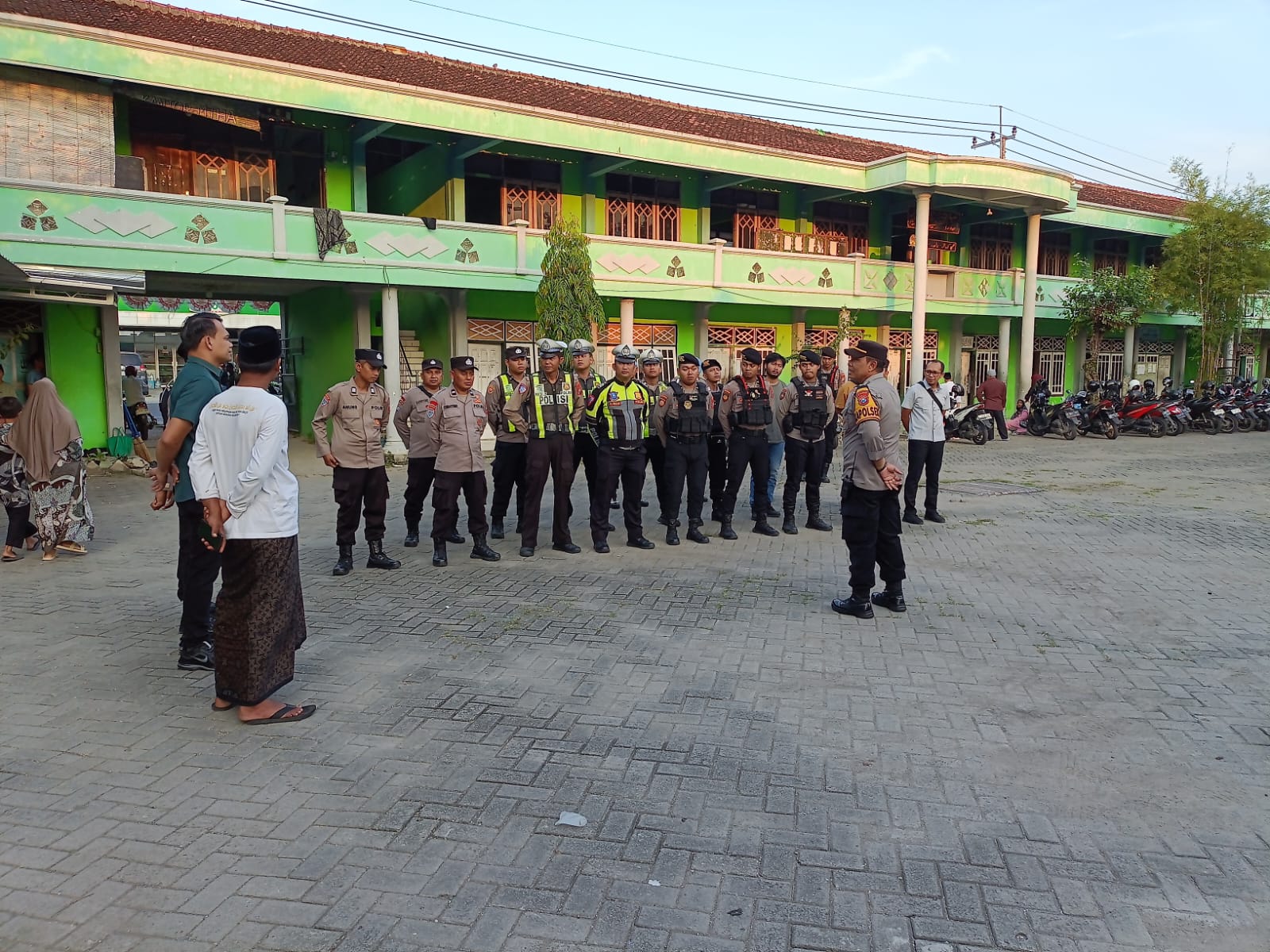 Anggota Polsek Dander Gelar Apel Dilanjut Pengamanan Pengajian Umum Haul KH. Abu Dzarrin Ke-70 di Desa Sumbertlaseh