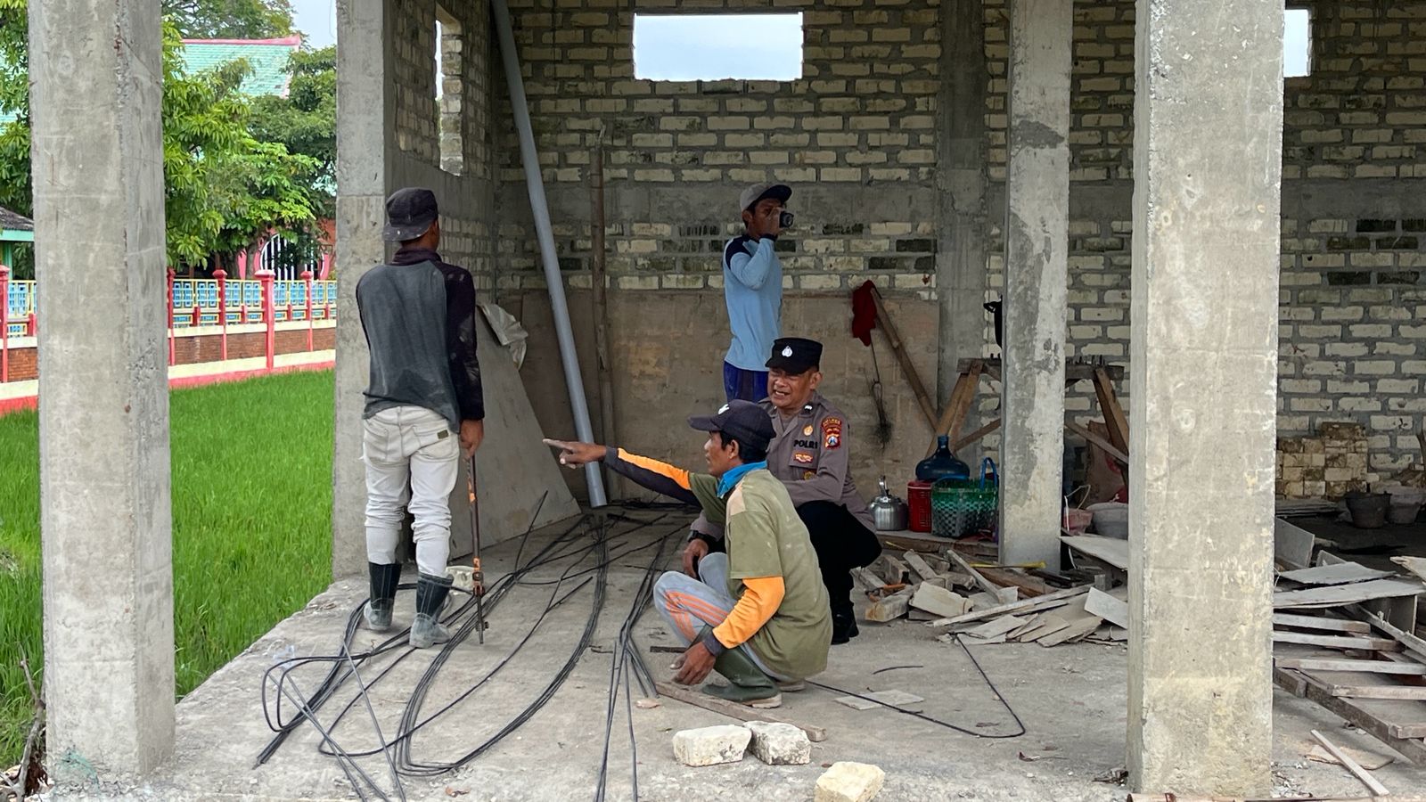 Sambangi Pekerja Bangunan, Bhabinkamtibmas Polsek Trucuk Sampaikan Imbauan Kamtibmas