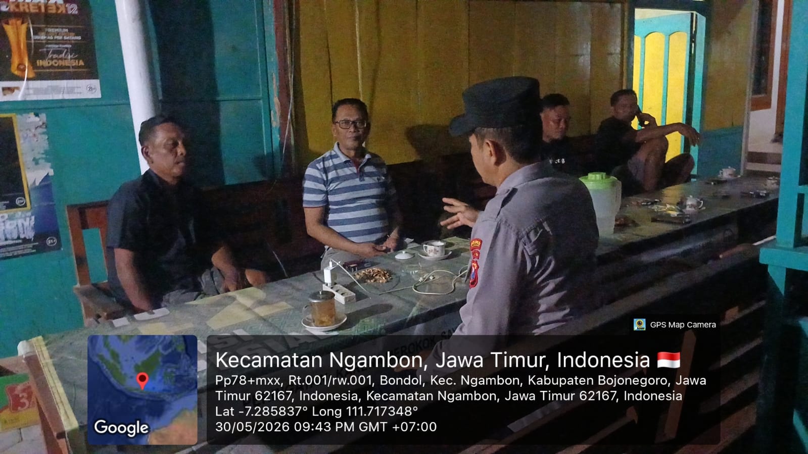 Kanit Binmas Polsek Ngambon sambang dengan warga di desa bondol Kec. Ngambon