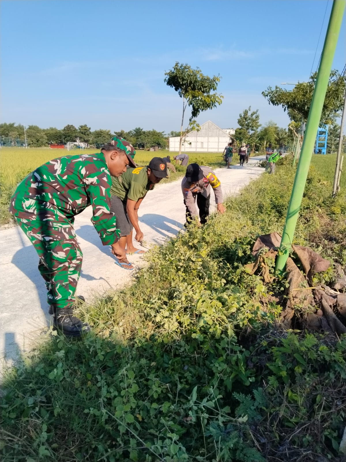 Bhabinkamtibmas Polsek Kanor Mengikuti Giat Kerja Bakti Di Lingkungan Desa Binaannya