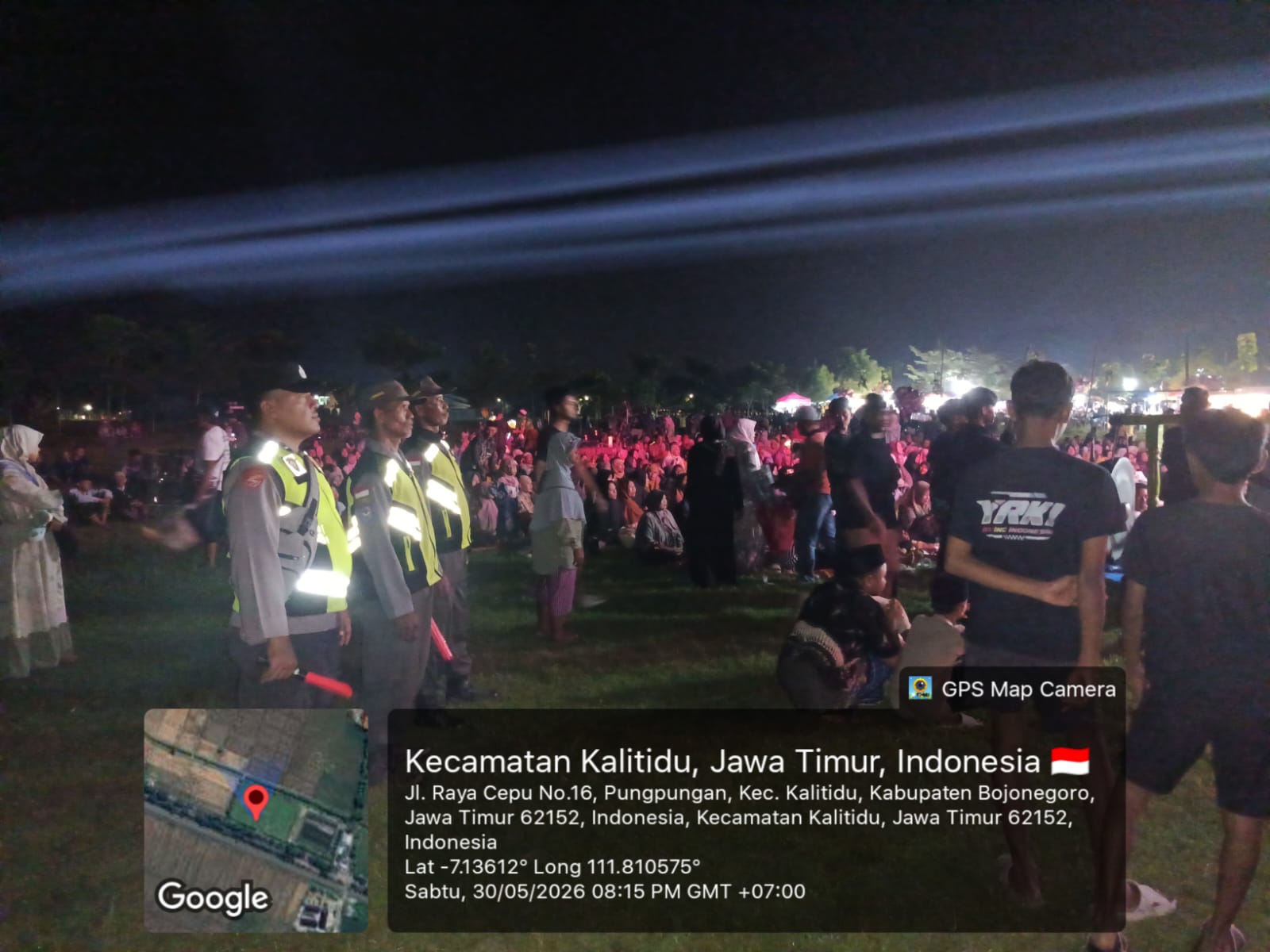 Personel Polsek Kalitidu Lakukan Pengamanan Gebyar Sholawat Di Lapangan Desa Pungpungan