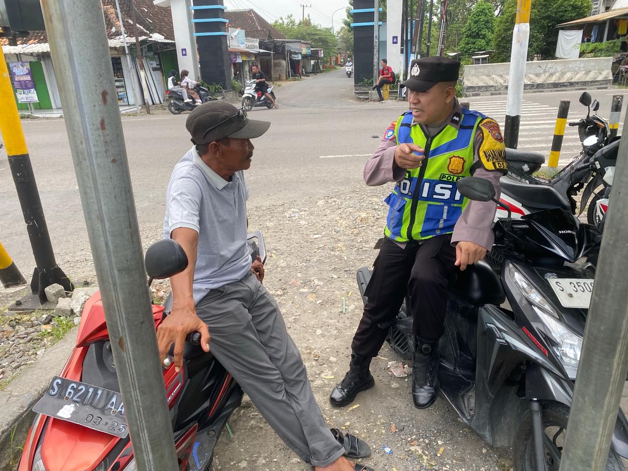 Bhabinkamtibmas Polsek Sumberrejo Patroli Dialogis Dengan Tukang Ojek Pengkolan Antisipasi 3C