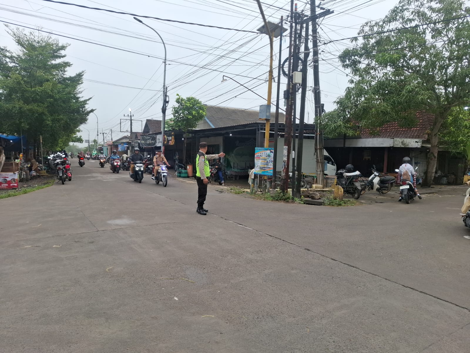 Antisipasi gangguan kantibmas dan macet anggota Polsek Gayam atur Arus lalin di perempatan Pasar Gayam Kecamatan Gayam Kabupaten Bojonegoro