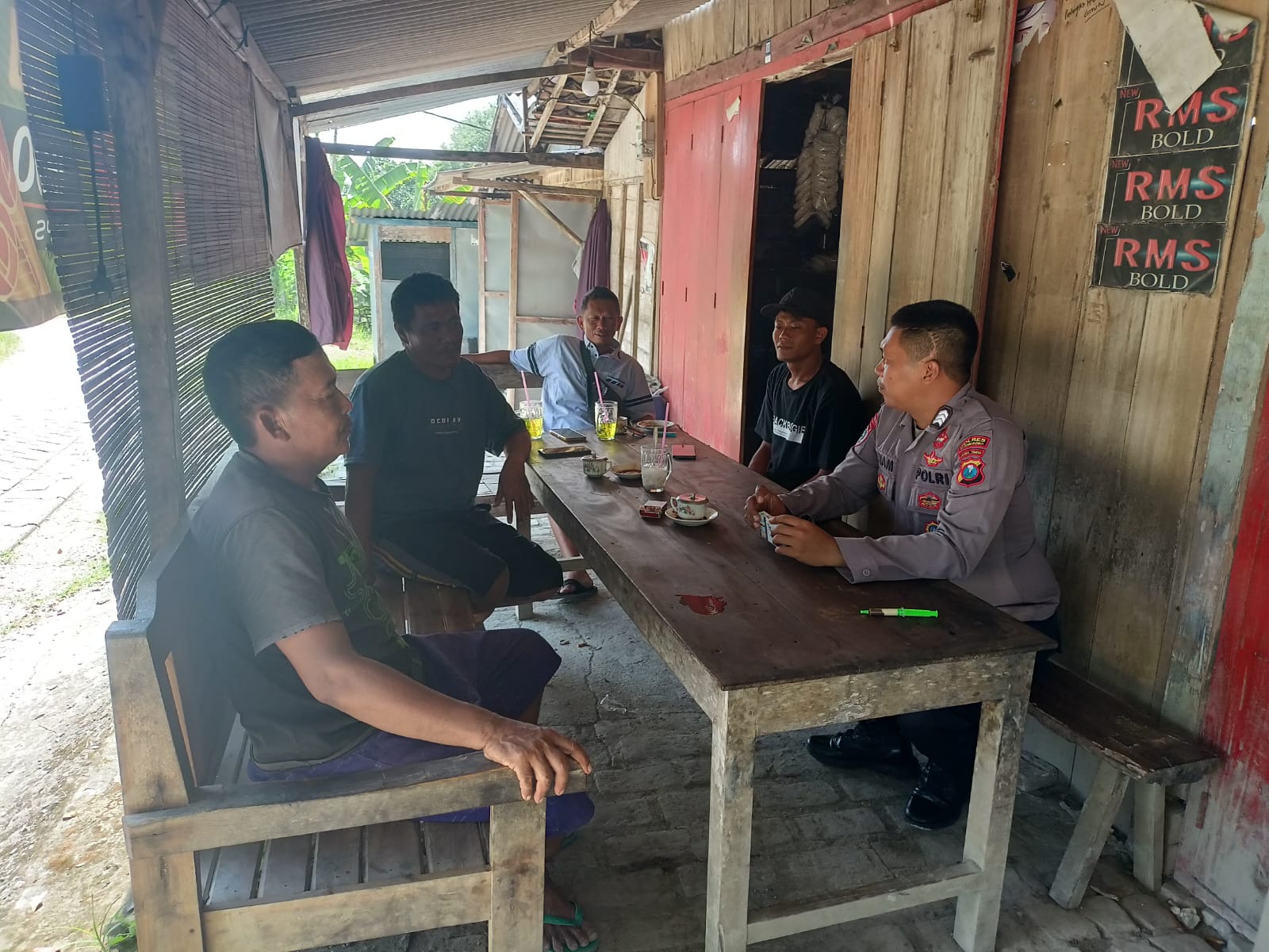 Bhabinkamtibmas Polsek Margomulyo Giat Sambang dan Dialogis Dengan Warga Masyarakat.