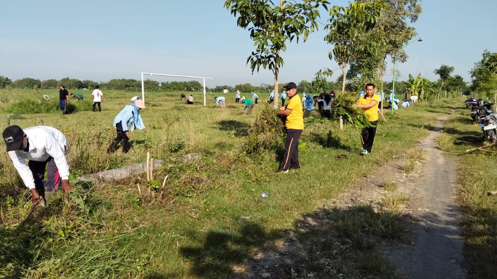 Polsek Sumberrejo Kerja Bakti Bersama Pemdes Tingkatkan Kebersamaan Dan Jaga Kebersihan