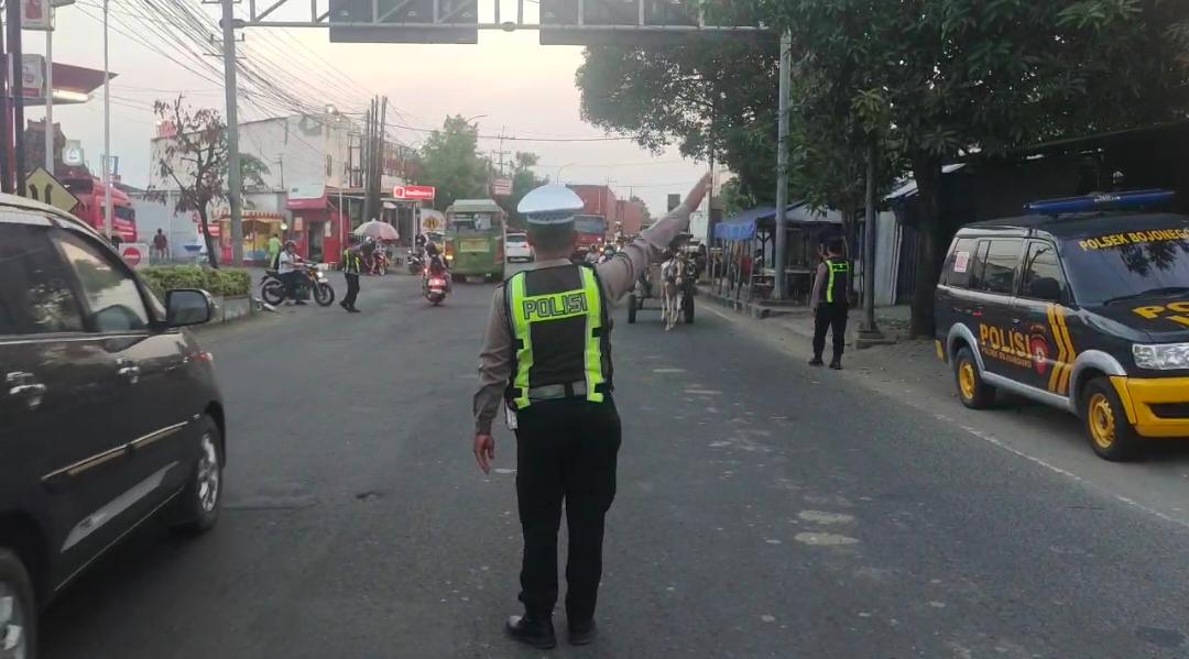 Respons Cepat Laporan Call Center 110, Polsek Bojonegoro Kota Urai Kemacetan di Depan SPBU Jetak