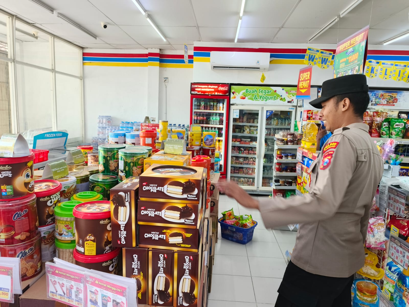 Anggota Polsek Bubulan patroli di pusat berbelanjaan Pastikan Stok Dan Harga Kebutuhan Pokok