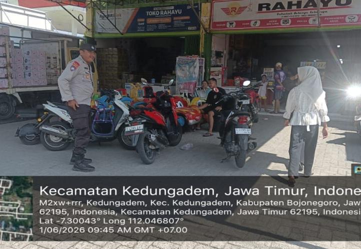 Sapa Pagi Polsek Kedungadem melaksanakan pengaturan lalin di Perempatan Pasar Kedungadem