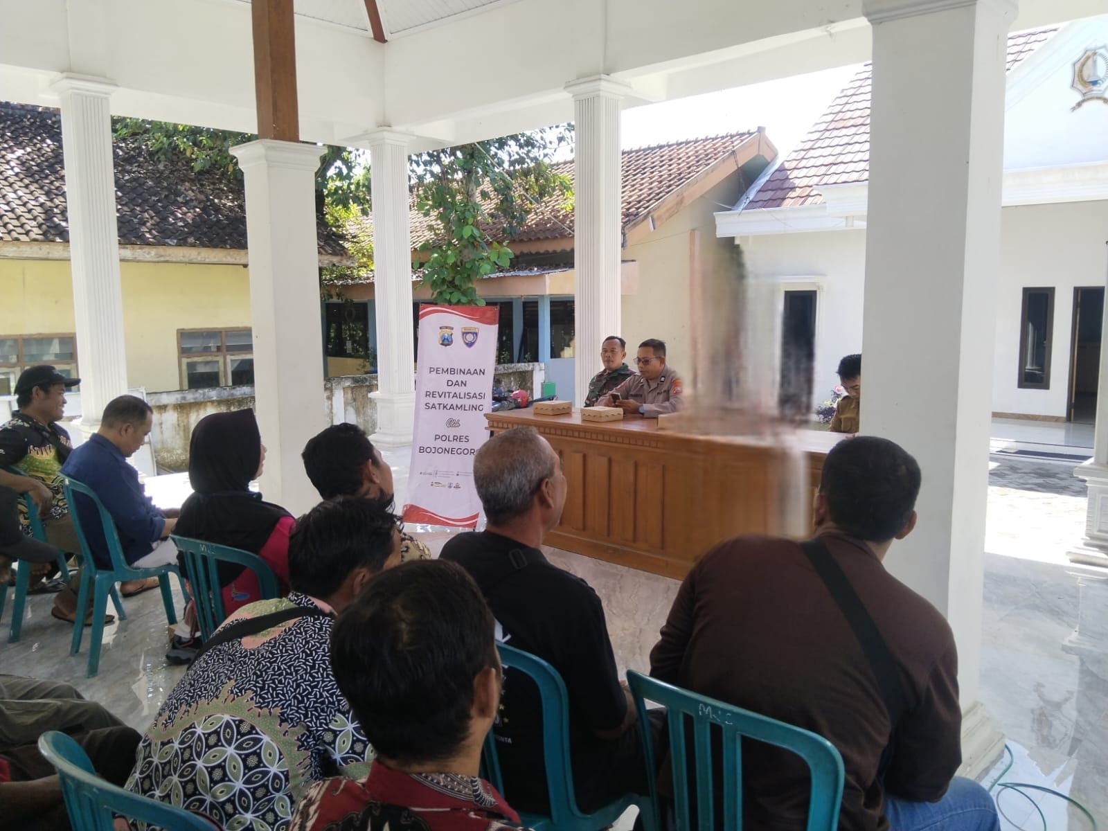 Tatap muka Dengan Tiga Pilar Desa Mojosari, Kanit Binmas Sampaikan Pesan Kamtibmas.