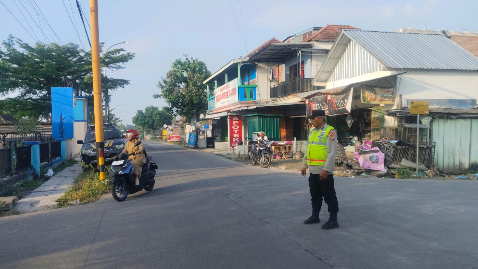 Antisipasi gangguan kantibmas dan macet anggota Polsek Gayam atur Arus lalin di perempatan Pasar Gayam Kecamatan Gayam Kabupaten Bojonegoro