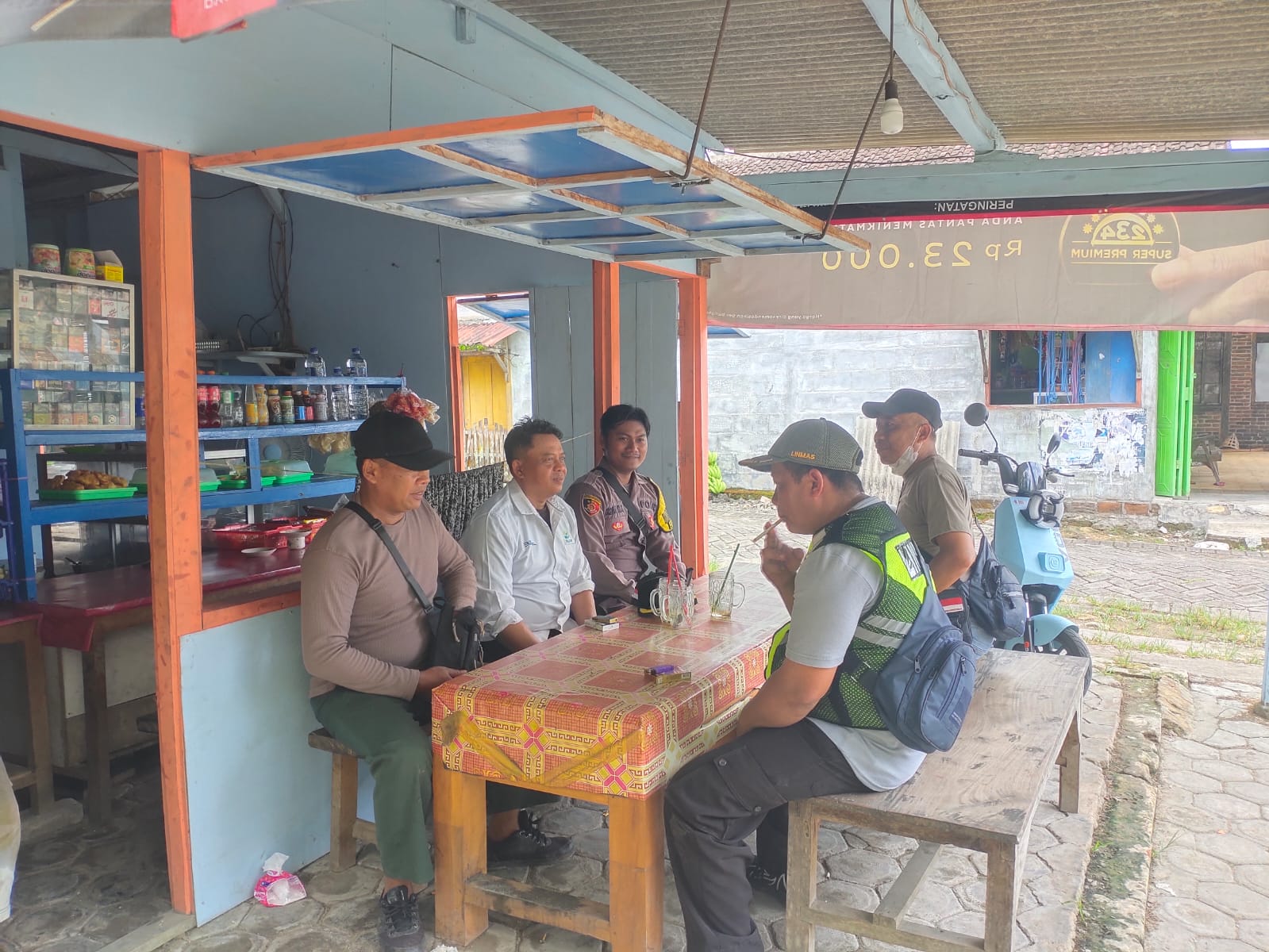 Anggota Polsek Gondang Giat Sambang dan Dialogis dengan Warga Masyarakat.