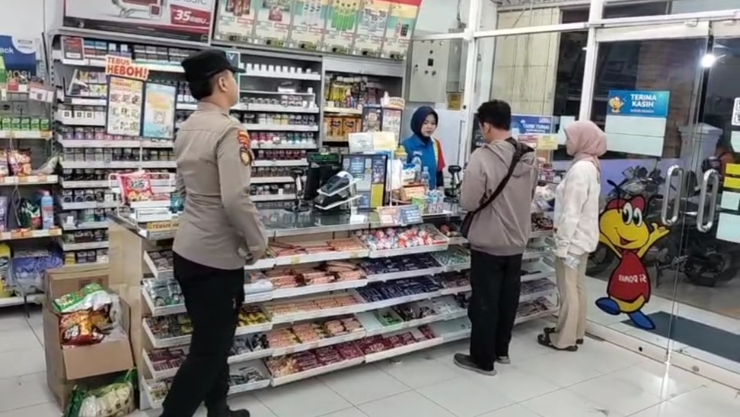 Antisipasi Kejahatan Malam Hari, Anggota Polsek Dander Laksanakan Patroli Malam Di Pertokoan Indomaret Dander
