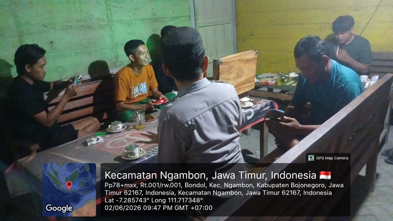 Kanit Binmas Polsek Ngambon sambang dengan warga di desa bondol Kec. Ngambon
