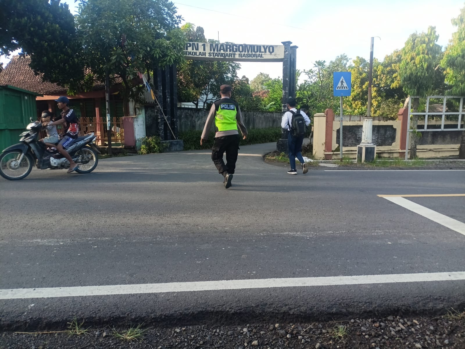 Polsek Margomulyo Sapa Pagi Pengaturan Arus Lalu Lintas Anak Sekolah di SMPN Margomulyo