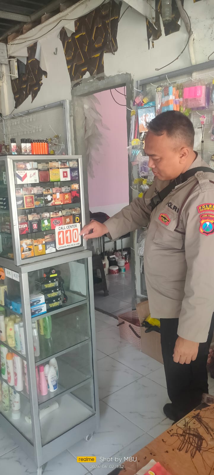 Polsek Purwosari Sosialisasikan Layanan Call Center 110 Melalui Penempelan Stiker di Rumah Warga