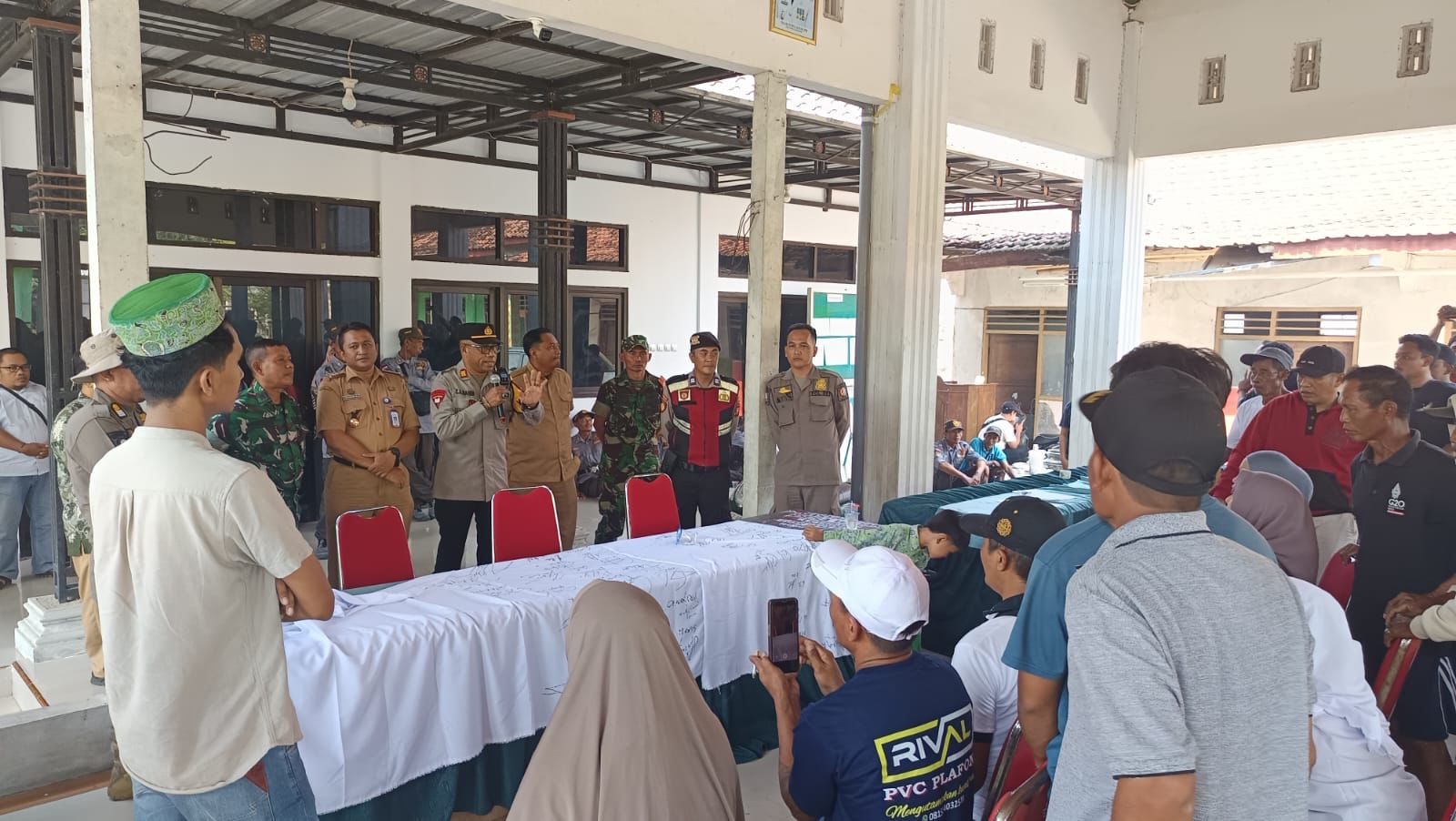Berikan Rasa Aman Polsek Sumberrejo Hadir Dalam Kegiatan Pengamanan Persiapan Dan Pengarahan Seleksi Ujian Tulis Bakal Calon Kepala Desa PAW Desa Wotan