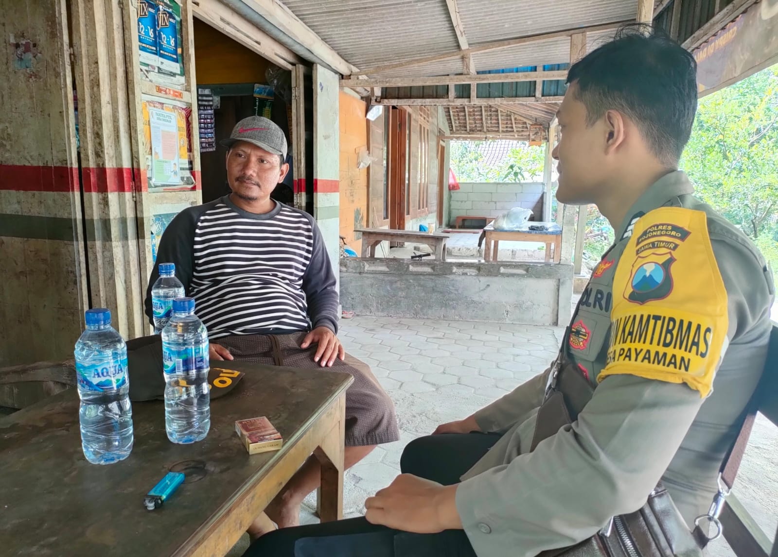 Personil Polsek Ngraho Laksanakan Patroli dialogis Siang Hari di Warung kopi untuk Antisipasi Tindak Kejahatan 3C