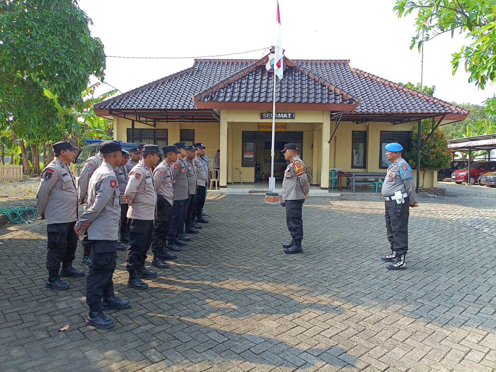 Jam Pimpinan, Anggota Polsek Dander Melaksanakan Apel Di Halaman Mapolsek Dander