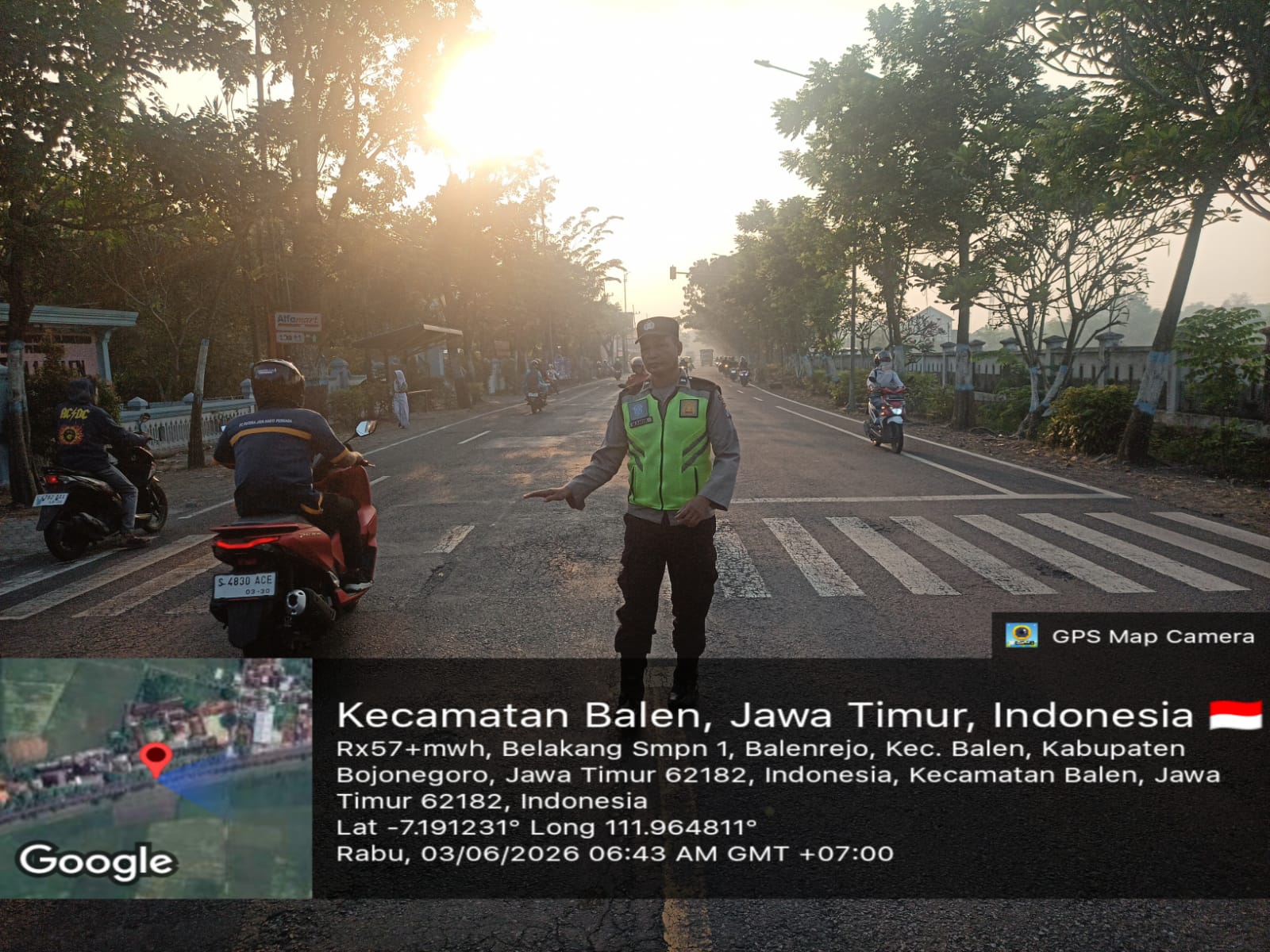 Personil Polsek Balen laksanakan giat Pengaturan lalin Sapa Pagi