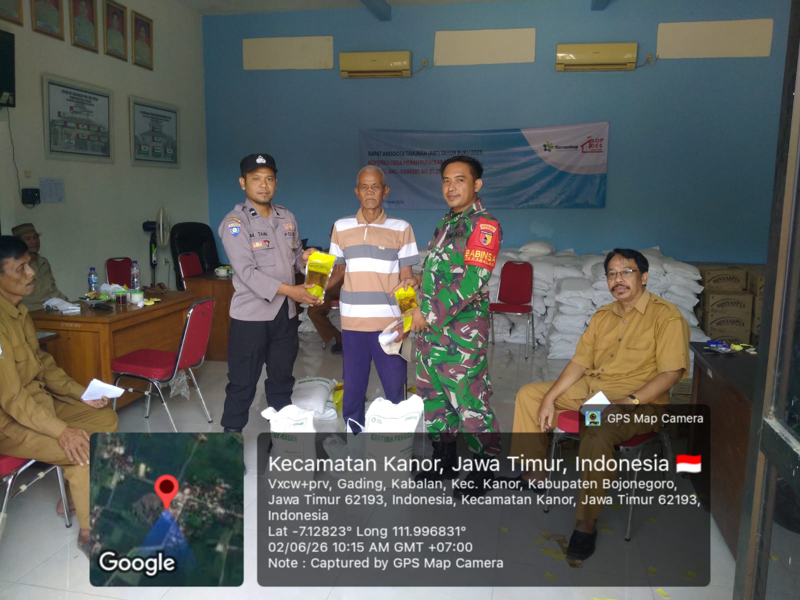 Polsek Kanor berikan Pengamanan Penyaluran Bansos Pangan