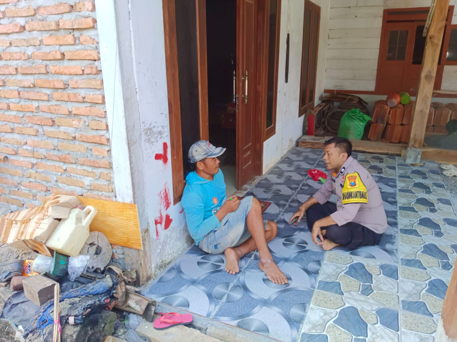 Ciptakan Kamtibmas Yang Aman Kondusif Bhabinkamtibmas Polsek Bubulan Sambang Ke Tokoh Masyarakat