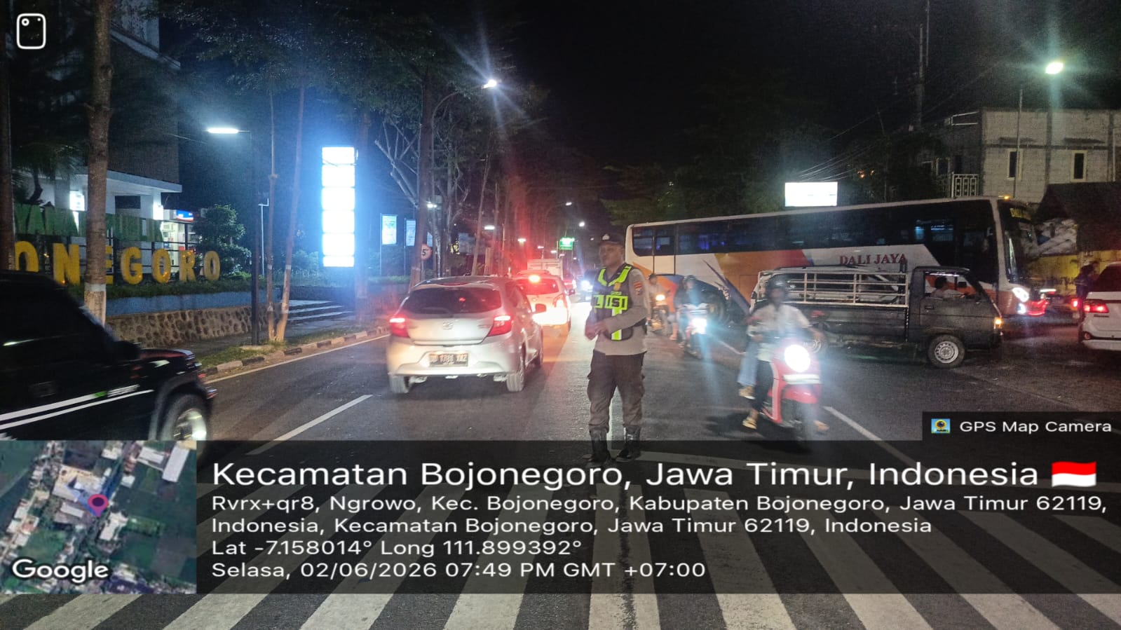 Polsek Bojonegoro Kota Laksanakan Patroli di SPBU Veteran untuk Antisipasi Kemacetan Antrian BBM Solar