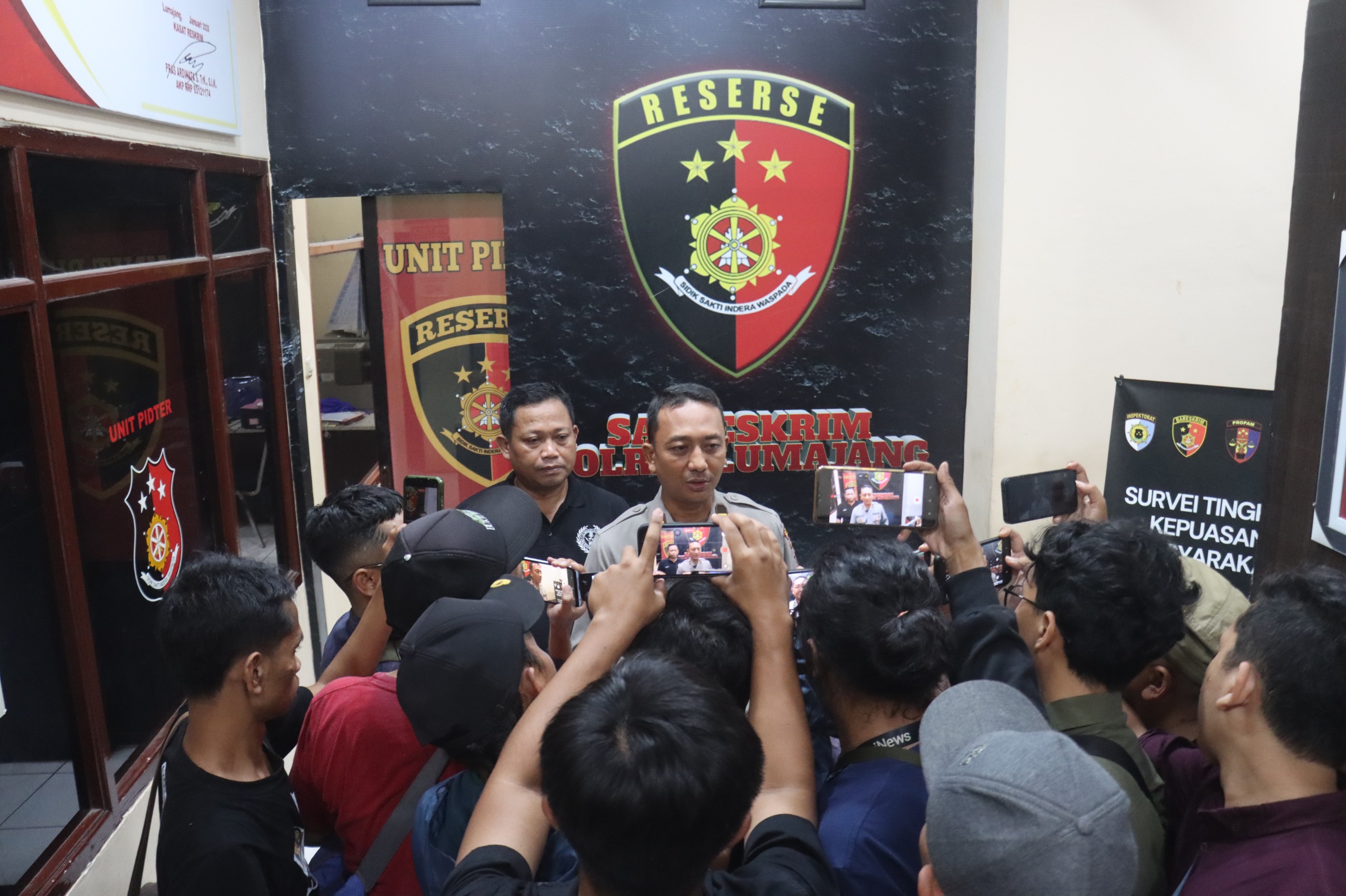 Polres Lumajang Amankan Tersangka Penadah Sapi Curian dan Senpi Rakitan