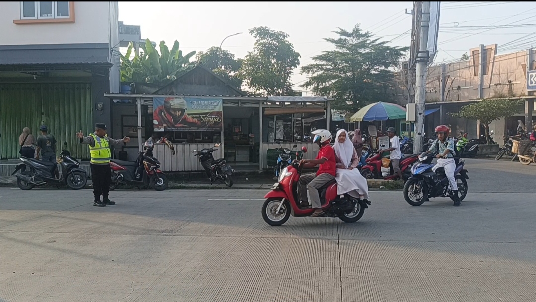 ANTISIPASI KEMACETAN, PETUGAS POLSEK NGRAHO MELAKSANAKAN PATROLI SAPA PAGI DI PERTIGAAN PASAR NGRAHO
